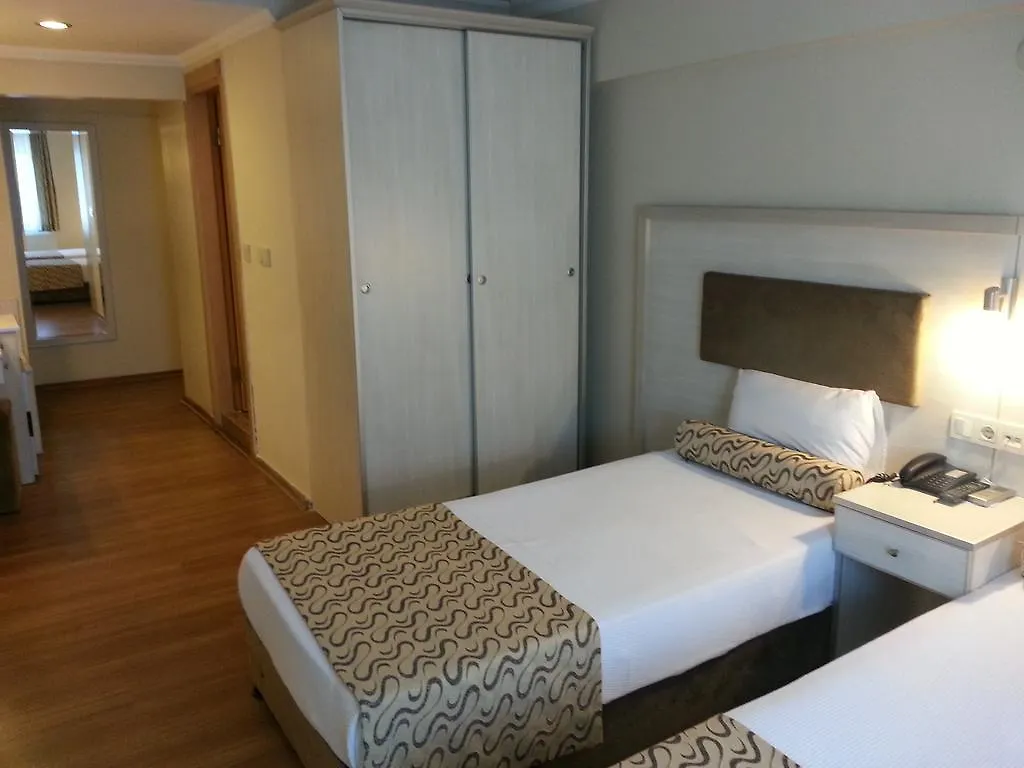 Grand Zeybek Hotel İzmir 3*,